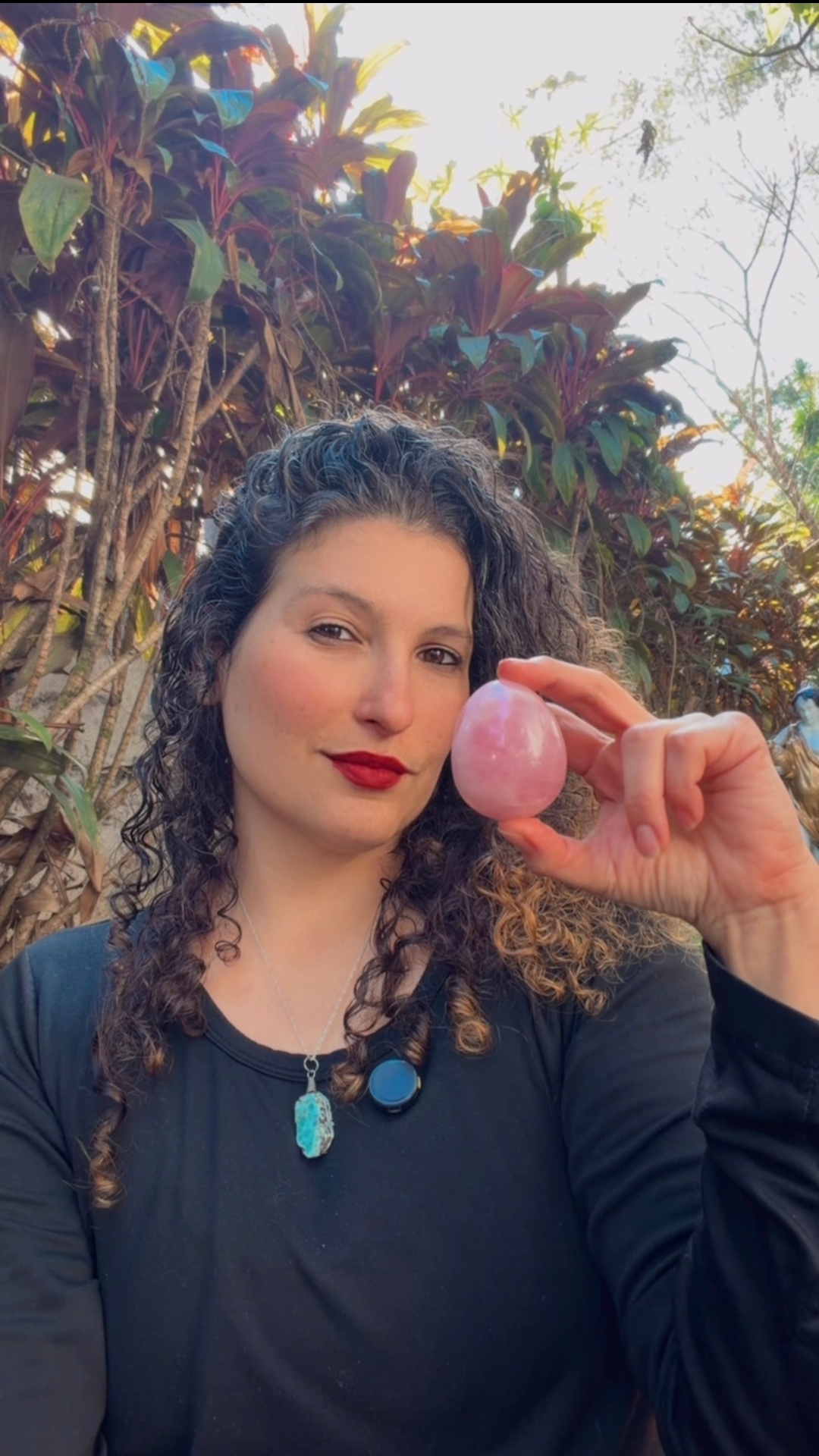 Auriel dos Anjos segurando um Yoni Egg rosa